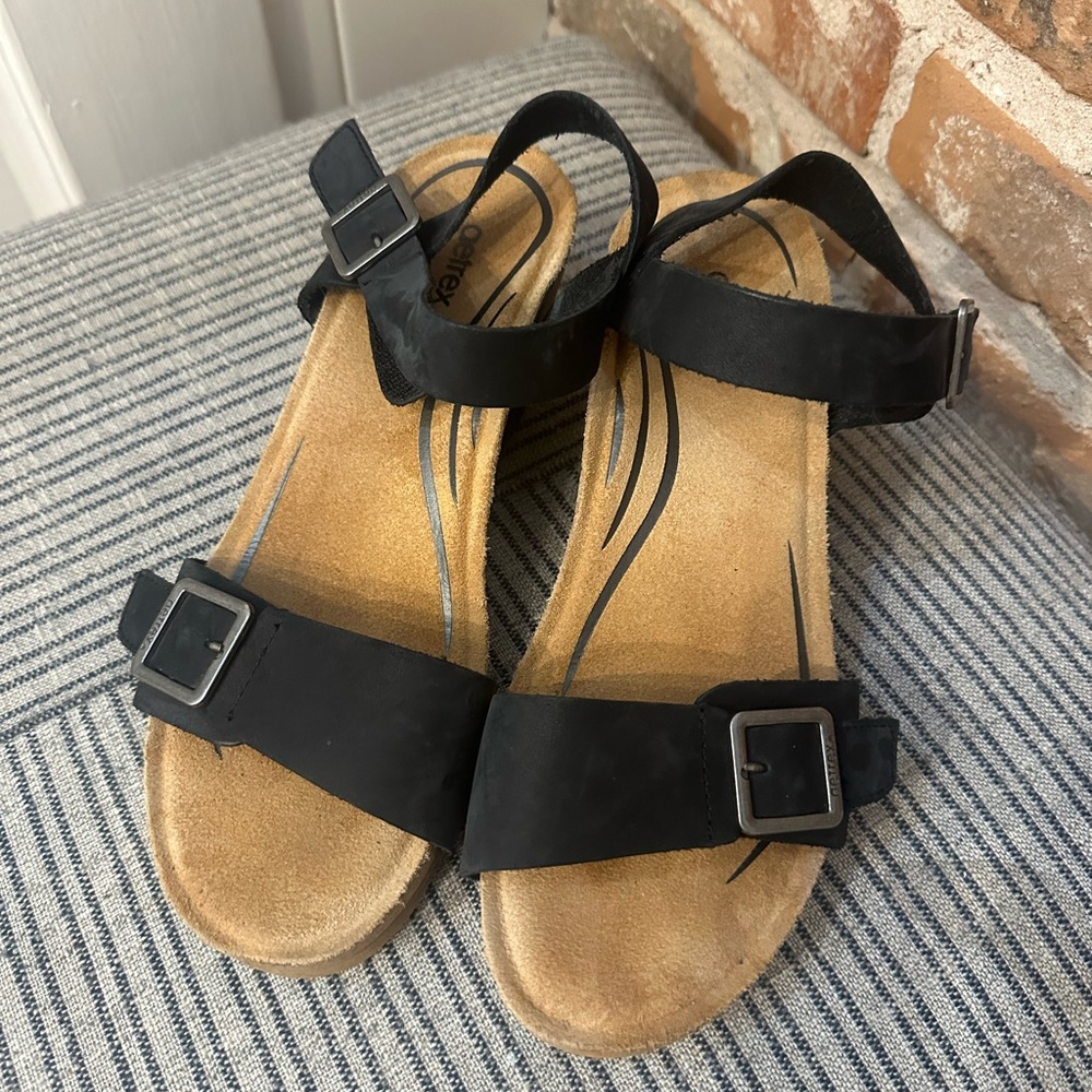 Aetrex Black and Tan Sandals with Elegant Design